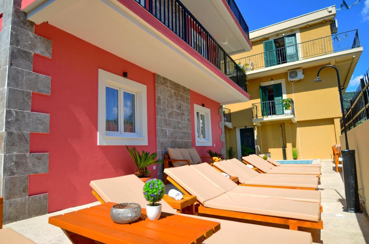 Apartments Lux S Tivat Exteriör bild